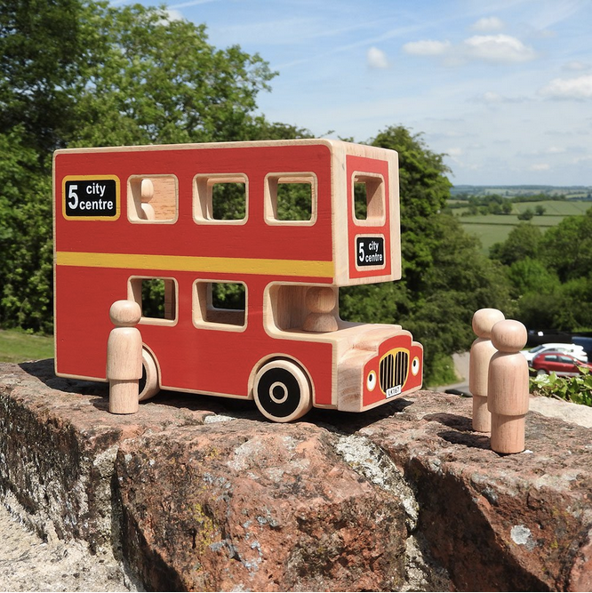 Wooden city bus with 5 people